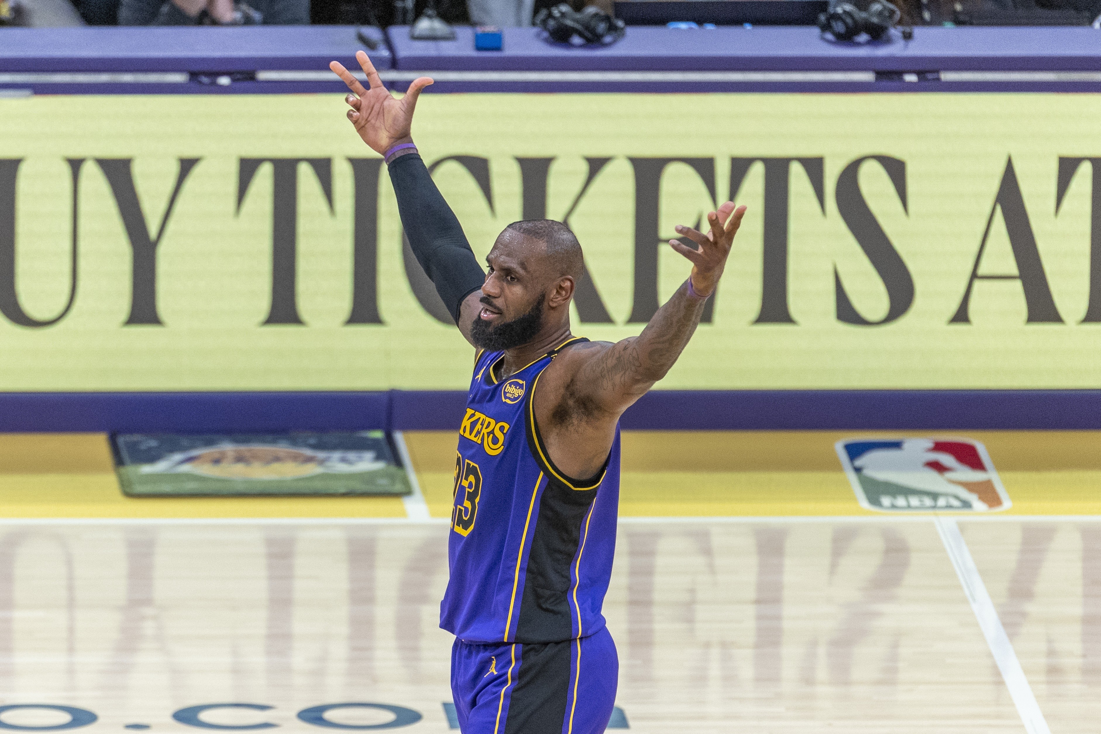 詹姆斯连续十二场比赛得分超过战术调整，IG挑战极限！的简单介绍