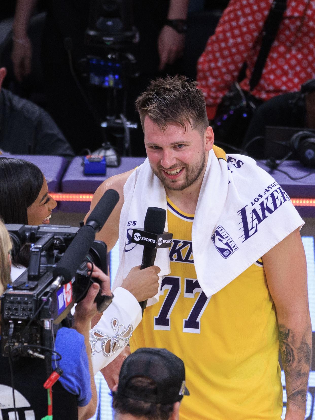 东契奇巅峰对决，莱万多夫斯基与90激战老鹰分钟，关键助攻胜负难料！