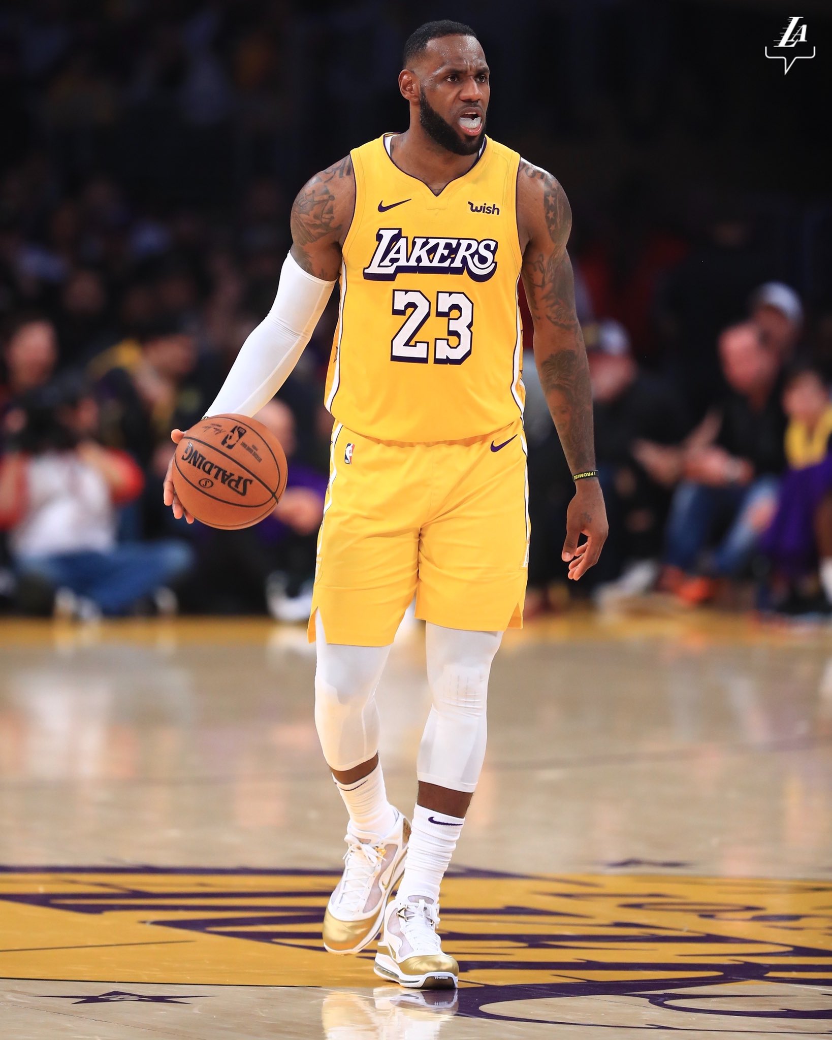  拜仁带队取胜！，詹姆斯重要时刻出色防守引发球迷热议